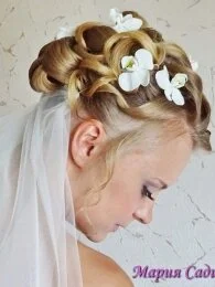 Свадебная прическа на средние волосы с цветами фото профиль