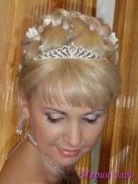 Свадебная прическа средних волос с цветами и диадемой