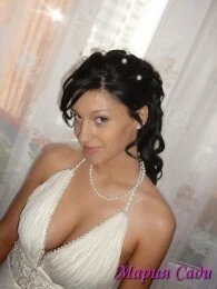 Свадебная прическа средних волос с жемчугом и диадемой