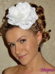 Свадебная прическа средних волос с большим цветком