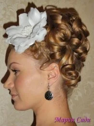 Свадебная прическа средних волос с большим цветком вид сбоку