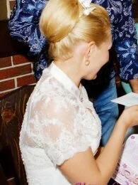 Свадебная прическа средних волос для блондинки вид сзади