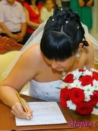 Свадебная прическа на средние волосы фото во время росписи