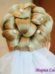 Свадебная прическа со средними волосами блонд и жемчуг