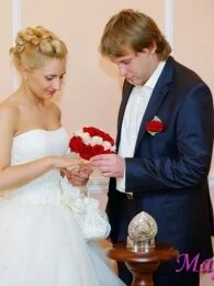 Свадебная прическа на средние волосы во время церимонии